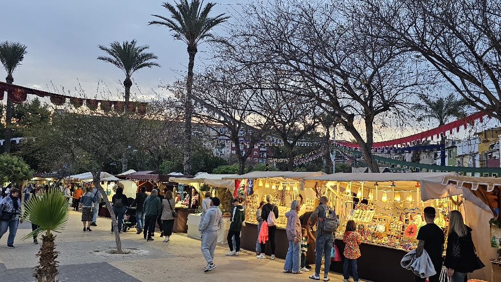 Vecinos y turistas visitan este fin de semana el Mercado Medieval de Villajoyosa 